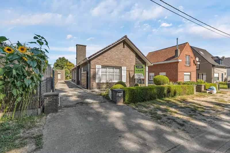 Te renoveren bungalow met aparte woonunit op topligging