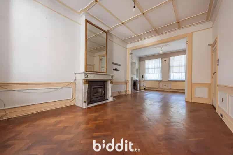 Herenhuis (hoekpand) Huidevetterskaai 38 met zicht op Leie