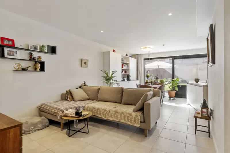 In een rustige straat, net om de hoek van de Markt in Gistel kan je dit nieuw appartement terugvinden.
In dit knusse appartement met zongericht terras en tuintje heb je echt een huisgevoel.
Het omvat een inkomhal, een gastentoilet, een wasplaats/berging e