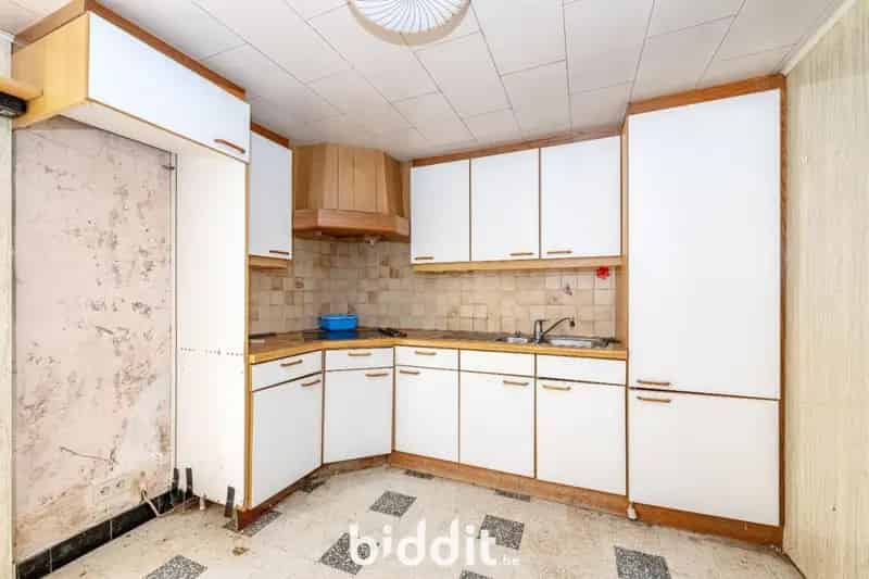 Een woonhuis met tuin