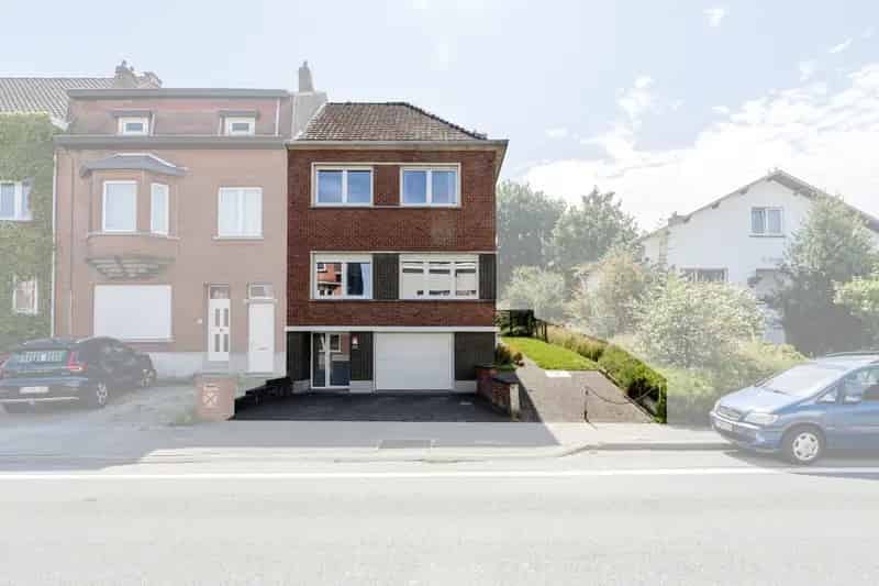 Deels gerenoveerde driegevelwoning te Sint-Genesius-Rode