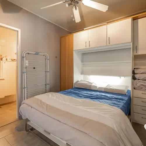 Prachtig vernieuwde studio met afzonderlijke slaaphoek te koop