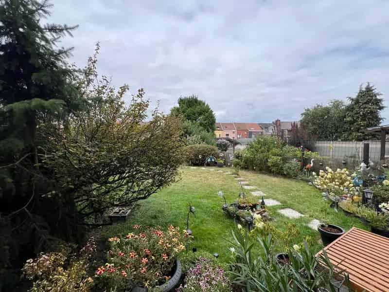 Fantastisch gelegen te renoveren driegevelwoning.