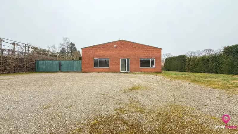 Unieke bouwgrond met een goed onderhouden bedrijfsruimte!