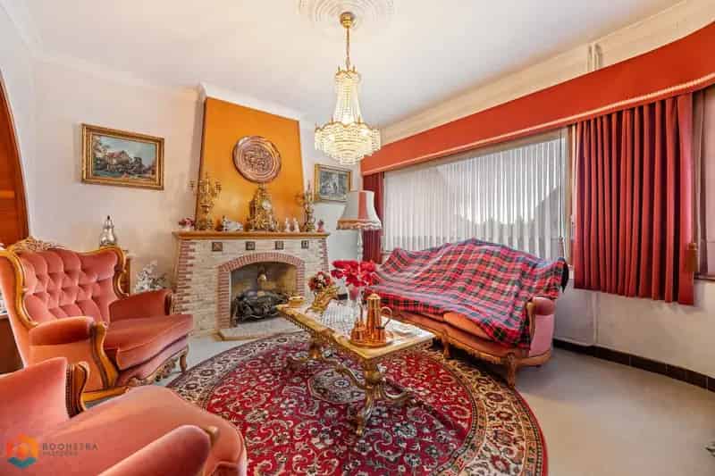 Op te frissen woning met 3 slpkrs op ruim perceel van 1618 m²