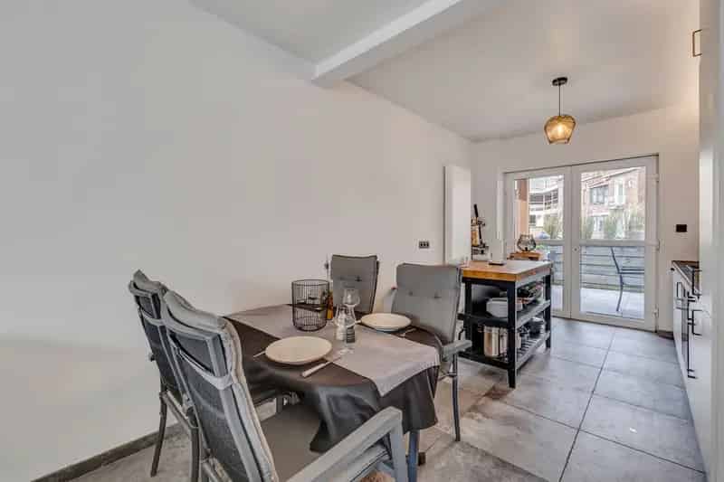 Volledig gerenoveerde bel-etage met ruime garage en terras