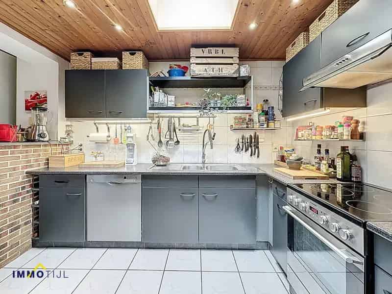 Halfopen bebouwing in rustige buurt met diepe tuin!