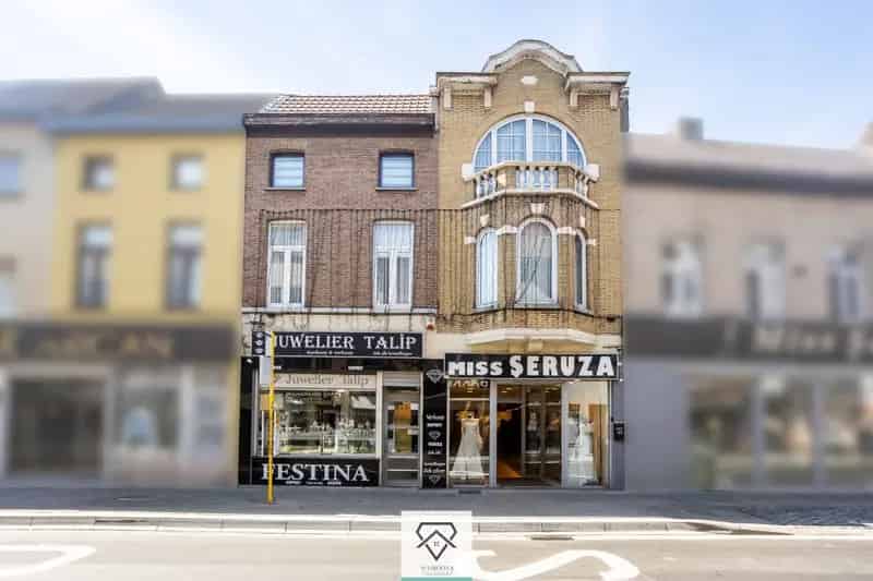 Ruim handelshuis met duplexappartement en twee handelsruimtes te koop