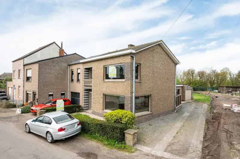 Verrassend ruime te renoveren woning te Oosteeklo!