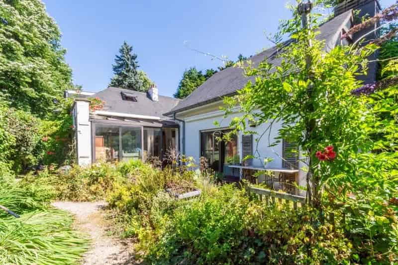 VOLLEDIG TE RENOVEREN VILLA MET 4 SLP, GARAGE & ZUID-TUIN!