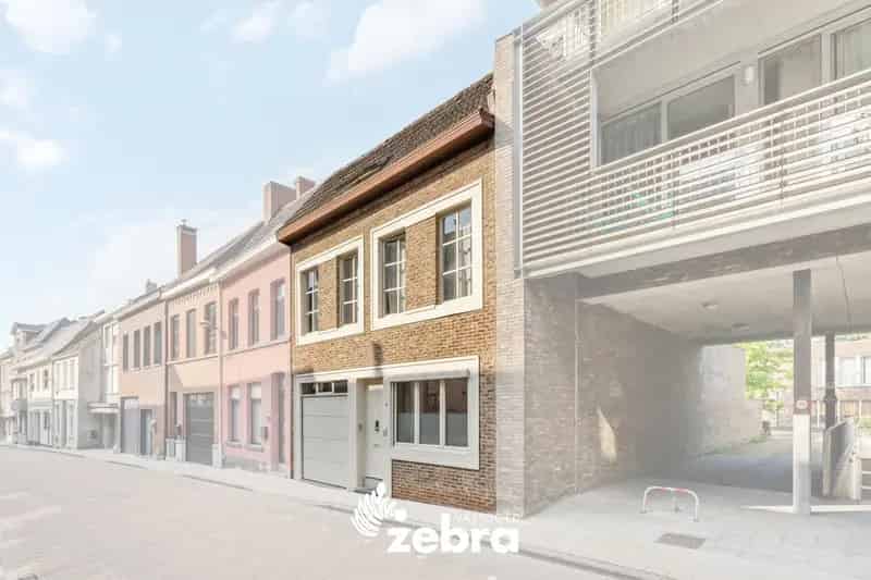 Instapklare woning met drie slaapkamers en stadskoer in het centrum van Tielt!