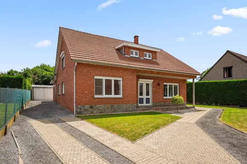Ruime open bebouwing met tuin, terras, garage en 3 slaapkamers in Wange