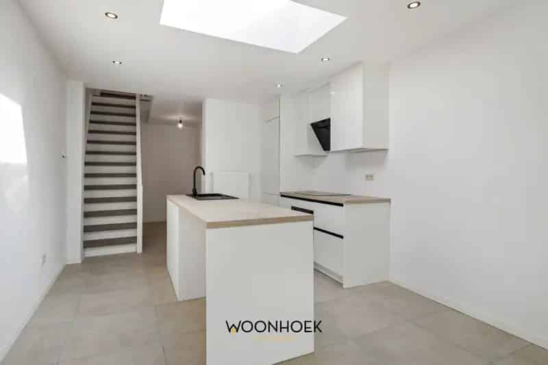 Trendy, energiezuinige 3 slpk-woning met 6 zonnepanelen te Lokeren!