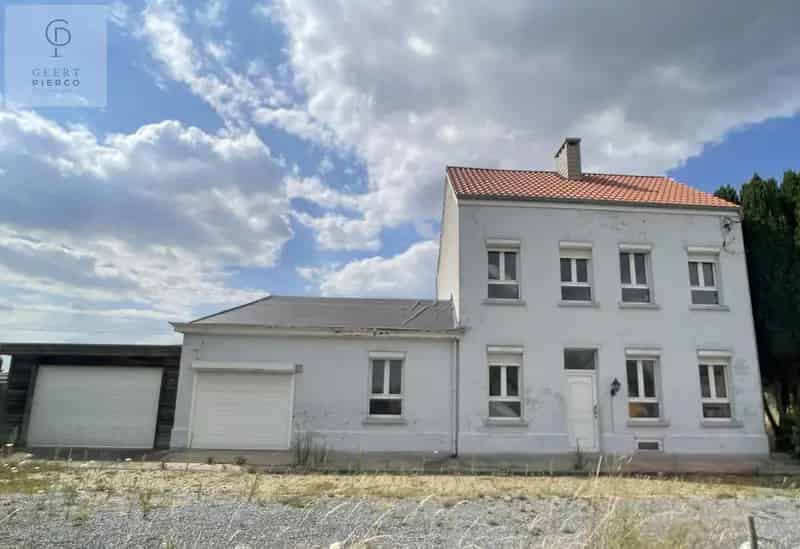 Authentiek stationspand in het landelijk Velm.