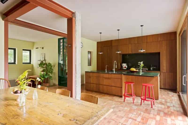 Charmante, vrijstaande villa met zonnige tuin en zwemvijver