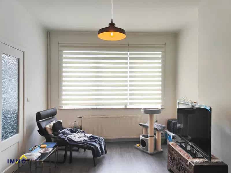 Ruime woning met grote tuin en garage.