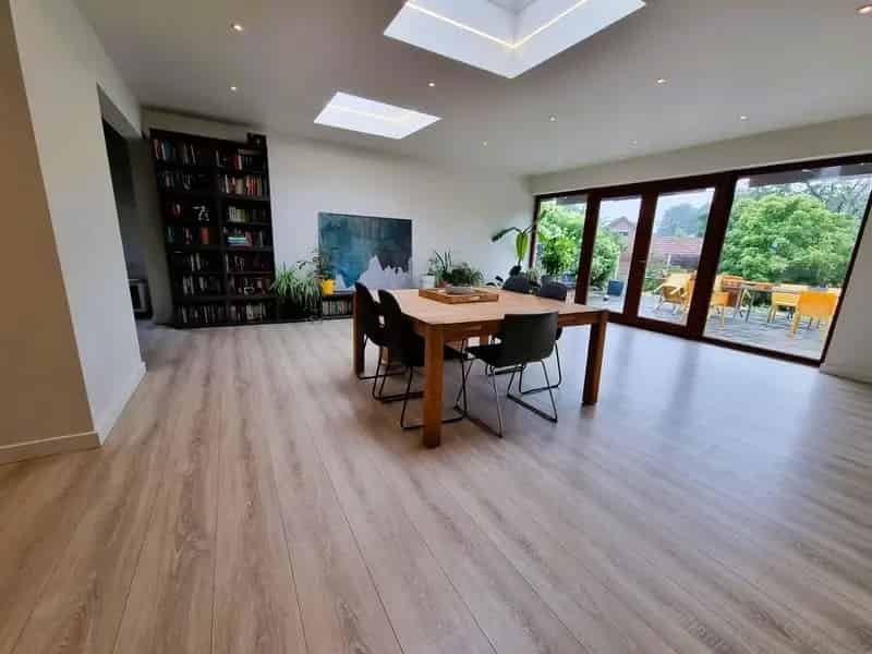 Zeer ruime woning, 5 slaapkamers, 2 badkamers gelegen op 12 are in een rustige straat