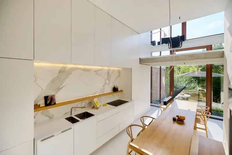 Buitengewone interbellum architecten-burgerwoning met tuin die omgevormd werd tot een hedendaagse luxueuze concept-woning.